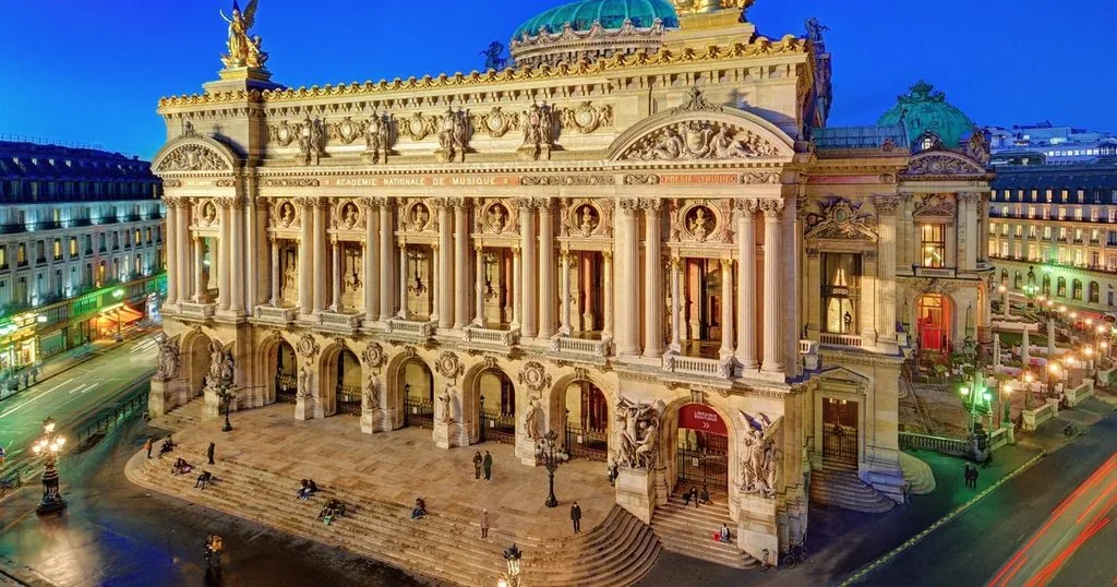 Palais Garnier: Private Führung mit Balletttänzer & Vorstellungsticket