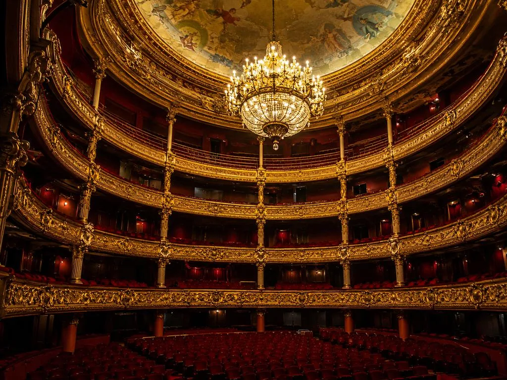 Der rot-goldene Hufeisensaal des Palais Garnier unter seinem Kronleuchter